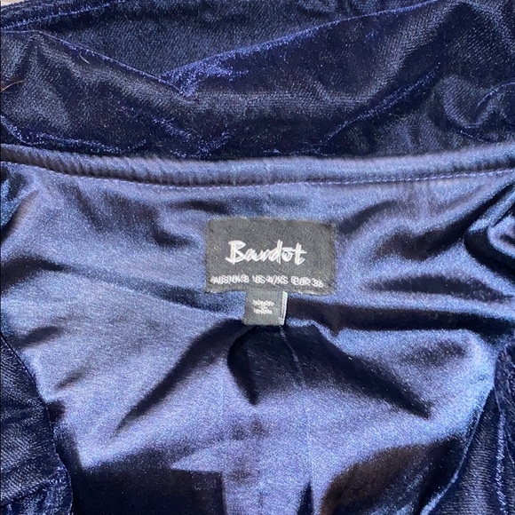 Crop velvet blazer in navy - Picture 3 of 4